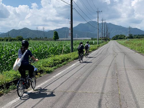 地域をe-bikeで移動するインターン生