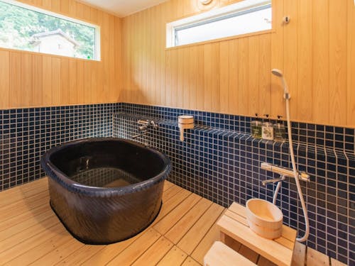 信楽焼の湯船につかり、ヒノキの香りにつつまれます