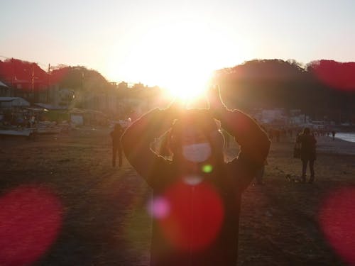 結婚を機に鎌倉移住をしたJさん。「無理なく起きてゆったり海辺のカフェで朝食を取り、空いている午前中に観光名所に行く、そんな贅沢な時間が身近なところにたくさん転がっています。」と観光目的では味わえない魅力を話してくれた。写真は、元旦に材木座海岸で初日の出を捕まえる様子。