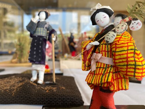 農作業の合間に子守をする女性。昔ながらの衣装と赤ちゃんをあやす仕草がどこか懐かしい