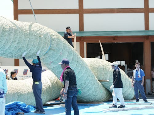 2本のしめ縄をより合わせる様子