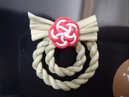 しめ縄ピンバッジ(直径3cm前後)