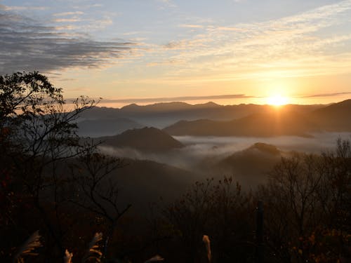 中心市街地から車で20分で「五老岳」からの朝日に出会える