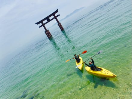 透き通る琵琶湖でカヤックを楽しむことができる高島市