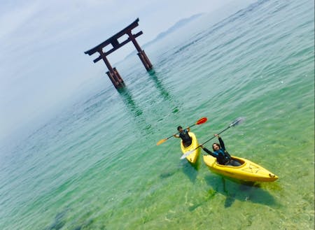 透き通る琵琶湖でカヤックを楽しむことができる高島市