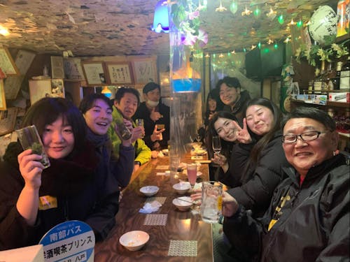 お酒が得意じゃなくても、ノスタルジックで、お店の人とすぐ仲良くなれるアットホームな横丁文化を楽しめます