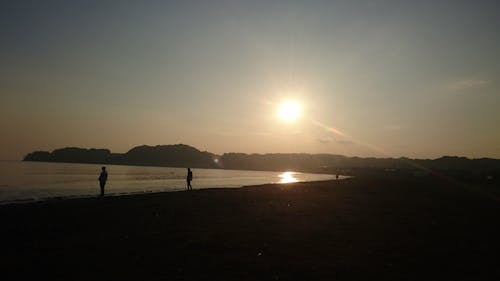 体験住居から30秒、材木座海岸の夕焼け。窓を開ければ波の音が聞こえるビーチライフ、お休みにはこの景色が毎回楽しめます。