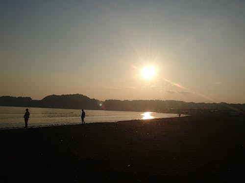 体験住居から30秒、材木座海岸の夕焼け。窓を開ければ波の音が聞こえるビーチライフ、お休みにはこの景色が毎回楽しめます。