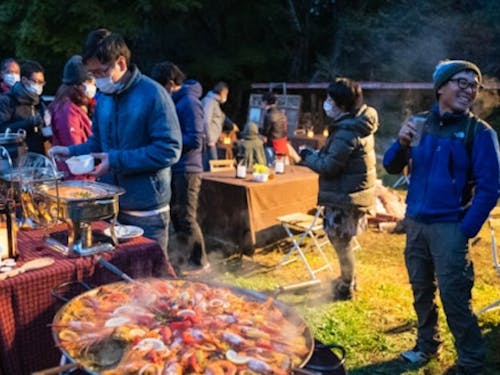 焚き火を囲みながら伊那で活躍するキーパーソンとの交流会