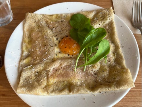 と思いきやオシャレカフェも多い。こちらはガレットが美味しい「アイーダ」