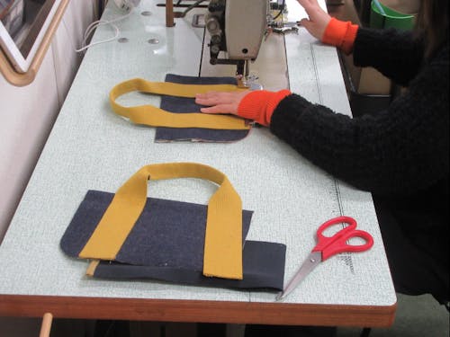 中野さんがミシンの使い方もていねいにレクチャーしてくれます!