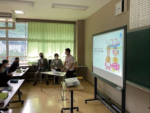 中学校を訪問し、バリ交流30周年記念事業について話しました。