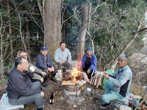 「山の神」:毎年4月12日に行うお祭り。早朝5時から祠に集まり、お神酒などをいただいで山仕事の安全等を祈りながら談話します。