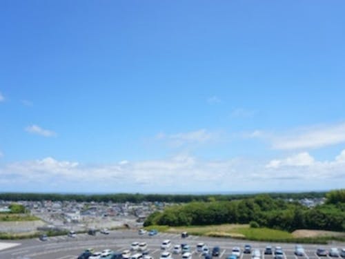 役場からは美しい海が見えます。