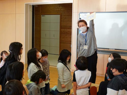 現在も活躍中の道外から移住をした協力隊「窪山さん」が放課後教室で指導する様子