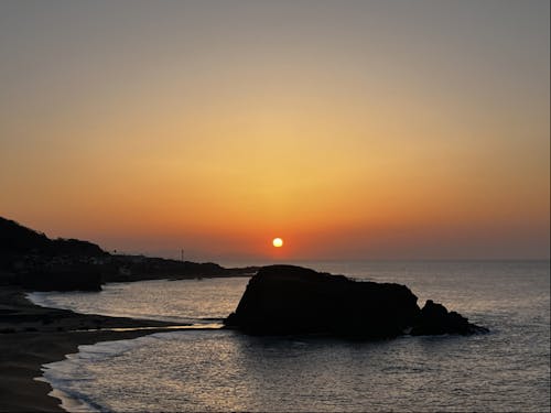 立岩の向こうに沈む夕日