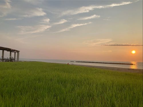 日本海に落ちる夕日とともに一日が終わります