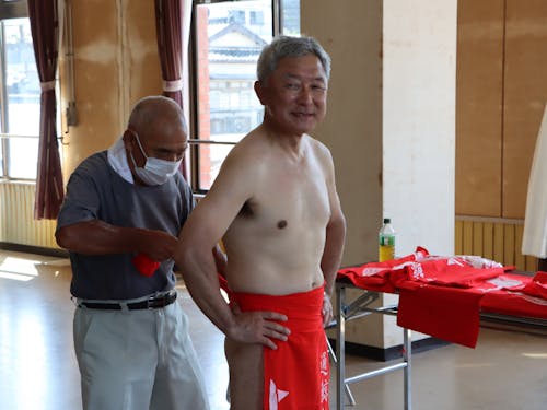 地元の指導者に赤ふんどしを締めてもらう