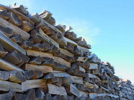 地域を支える林業。その過程で出る木の端材をどう利活用するか、も地域課題の一つです。