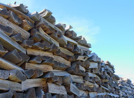 地域を支える林業。その過程で出る木の端材をどう利活用するか、も地域課題の一つです。