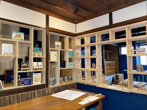 泊まれる図書館「うみの図書館」