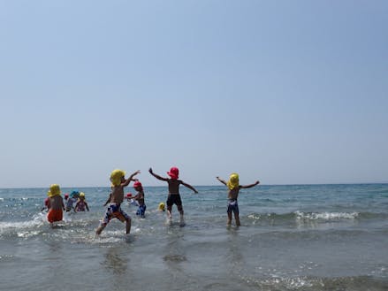 海辺で遊ぶ子どもたち