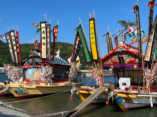 絢爛華麗なだんじり船。日々の生業で培った操船技術にも着目です。