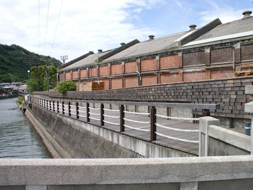 八幡浜市保内町の河川沿いの木製遊歩道「もっきんろーど」
