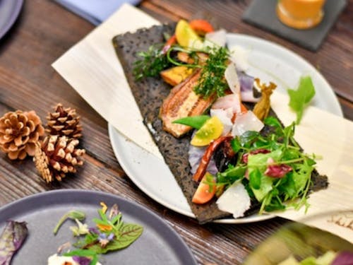 地元の新鮮な野菜を使ったグルメも楽しみのひとつ