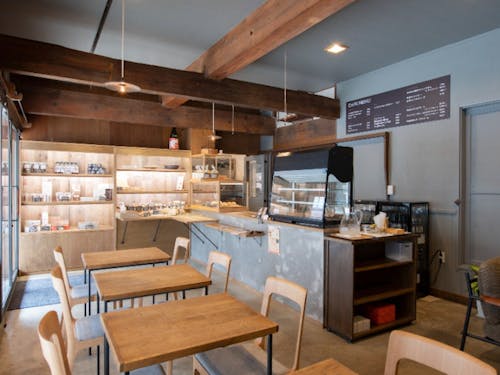 パン工房の店内。土日はカフェ部門が大忙しです。