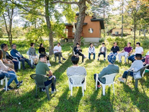 多様な経歴の参加者とチームを組んで取り組む