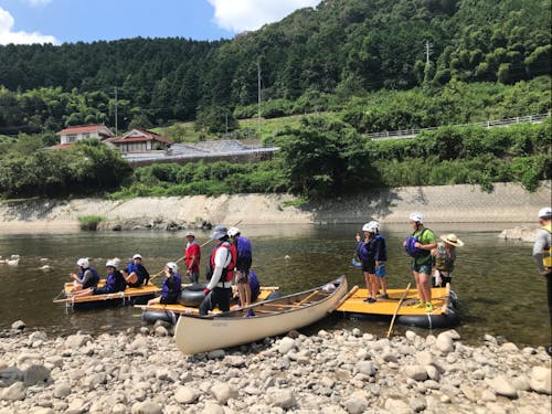 子どもたちお手製のいかだで「川下り体験」