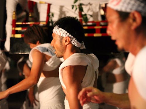 お神輿担ぐ若かりし日の吉田