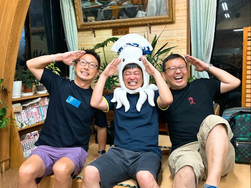 一番右が能登町役場の灰谷さん。いつもイカを被ってお出迎えしてくれます。