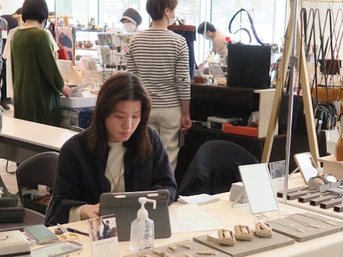 クラフトの展示会に出店する公社の村木栞奈さん(現役の協力隊)