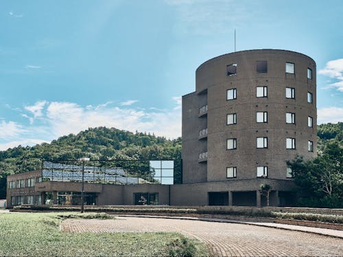 緑の森に囲まれた温泉ホテル「ポンピラアクアリズイング」