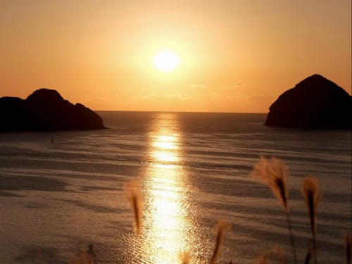 海から昇る朝日