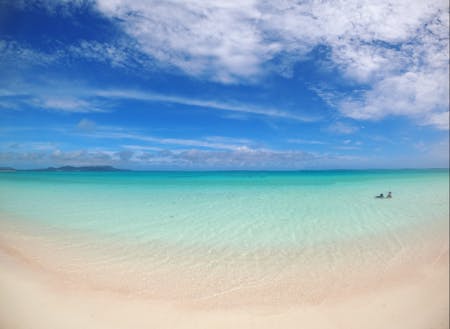 真っ白な砂で出来た「はての浜」は久米島名物の一つ
