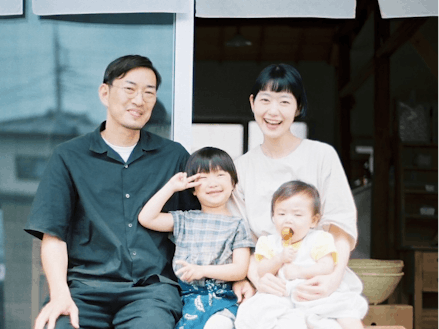 桐生市に家族で移住し、2022年に「さくげつ」（野菜、洋服、器のセレクトショップ）をオープンした田口さんファミリー