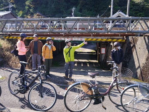 電車の高架も案内スポットに