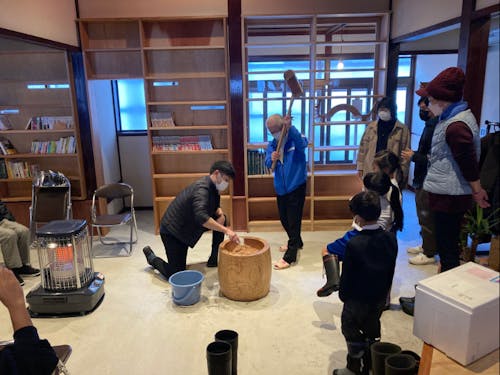 すけろくでの餅つきの様子