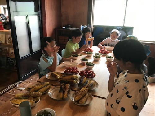 すけろくで子供たちが夏野菜を楽しんでる様子