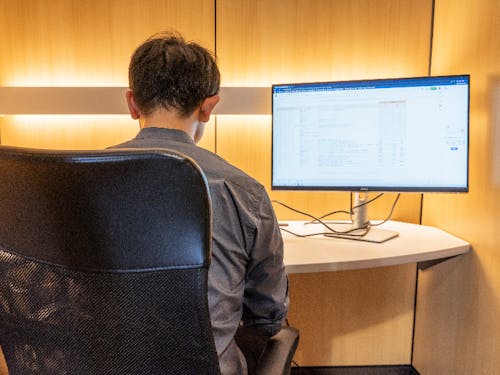 デュアルモニターで業務効率化