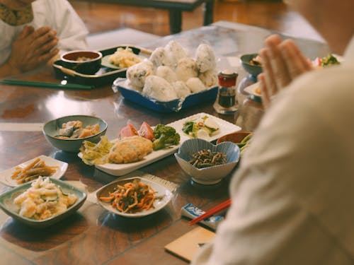 地元の方の山菜などを使ったおもてなし料理