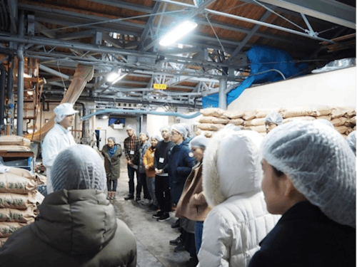 フィールドワークで事業者訪問の様子