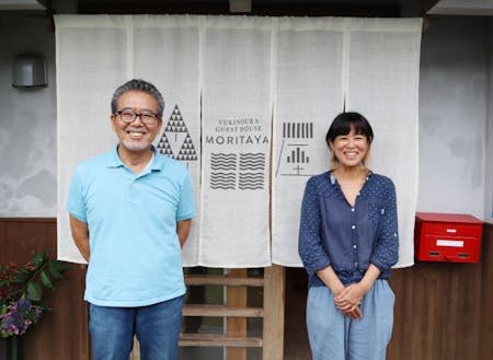「株式会社ゆきのうら」事務局の渡辺さんと荒瀬さん。事務局のある「ゲストハウス森田屋」の前で