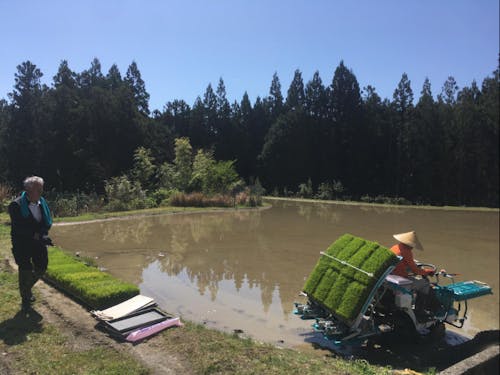 高齢農家に代わって田植えを代行する農作業受託のサービス。農地の遊休化を防ぎ、次の担い手にバトンが渡せるようサポートしています