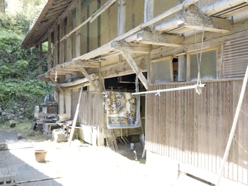 物件横にある倉庫。農作業用の道具が置かれています。