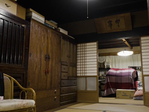 現状渡しの物件なので、趣のある家具もそのまま残っています。