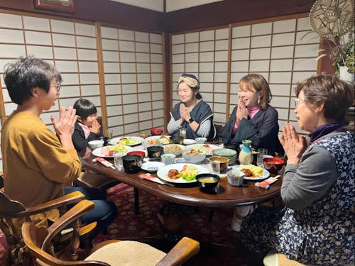 農泊受け入れ家庭に入り、アットホームな雰囲気で夕食タイム。